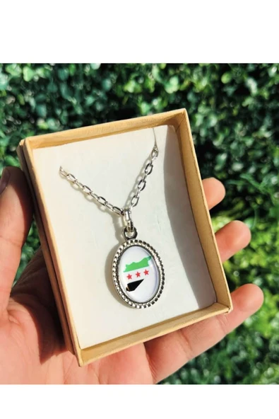 3 Yıldız Özgür Suriye Bayrağı Kolye Yuvarlak Siyah Syria Bayrağı Kolye ürün görseli 1