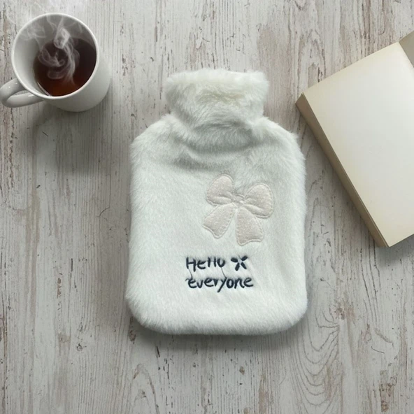 Hello Everyone Yazılı Kurdeleli Beyaz Peluş Sıcak Su Torbası 1 Lt – Yumuşak Kılıf, Uzun Süre Sıcak Tutan Termal Su Torbası (2818) ürün görseli 1