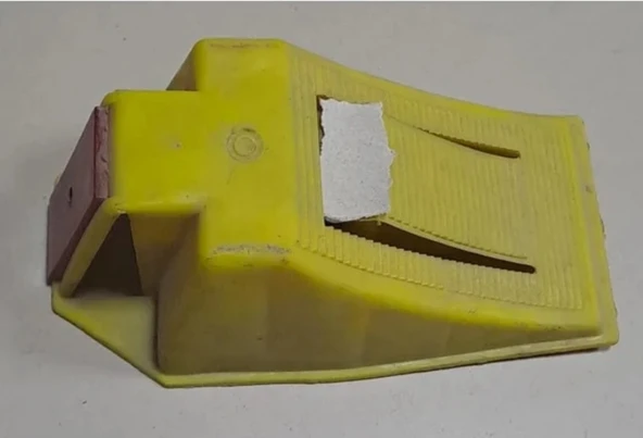 Arac takozu sağlam sert plastik reflektorlu ürün görseli 1
