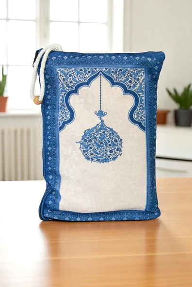Taşınabilir Keseli Mihrap Desenli İpek Dokulu Kadife Seccade Mavi ürün görseli 1