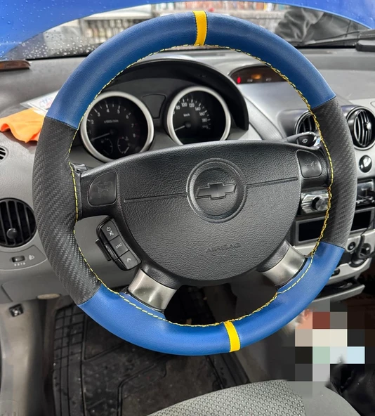 DİKİŞLİ DİREKSİYON KILIFI MAVİ DERİ KARBON DERİ SARI YÜZÜK SARI DİKİŞLİ CHEVROLET AVEO İÇİN ürün görseli 1