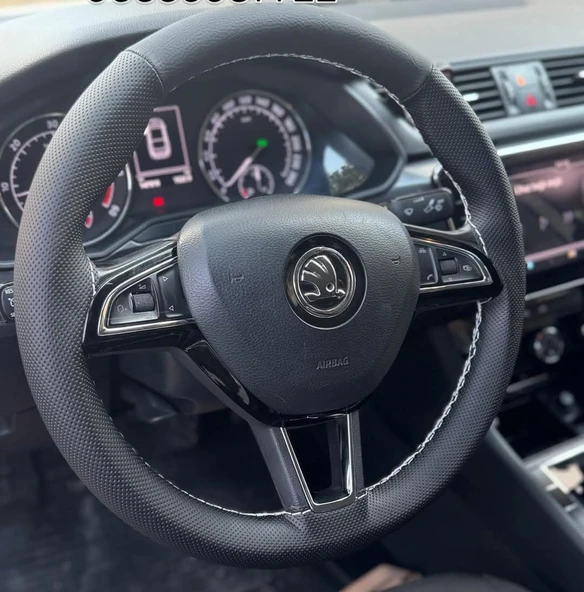 DİKİŞLİ DİREKSİYON KILIFI 2 PARÇA NOKTA / SİYAH DERİ BEYAZ DİKİŞLİ SKODA OCTAVİA SÜPERB ürün görseli 1