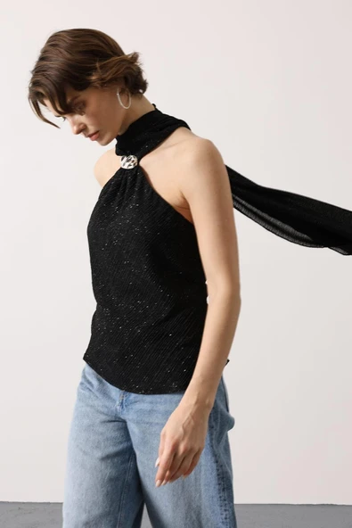 Broş Detaylı Halter Yaka Işıltılı Bluz - Resim 3