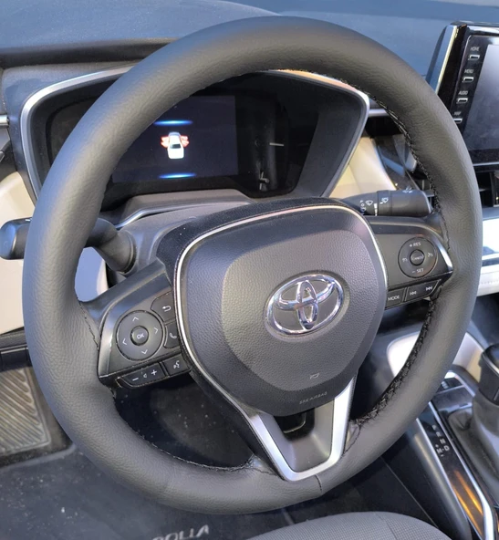 DİKİŞLİ DİREKSİYON KILIFI SİYAH DERİ SİYAH DİKİŞLİ TOYOTA COROLLA VE SUV İÇİN ürün görseli 1