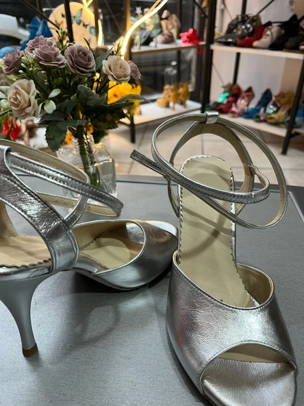 Ay Işığında Adım GÜMÜŞ DERİ 8,5 CM 13 PONT KELEBEK MODEL TANGO, DANS VE SALON AYAKKABISI ürün görseli 1