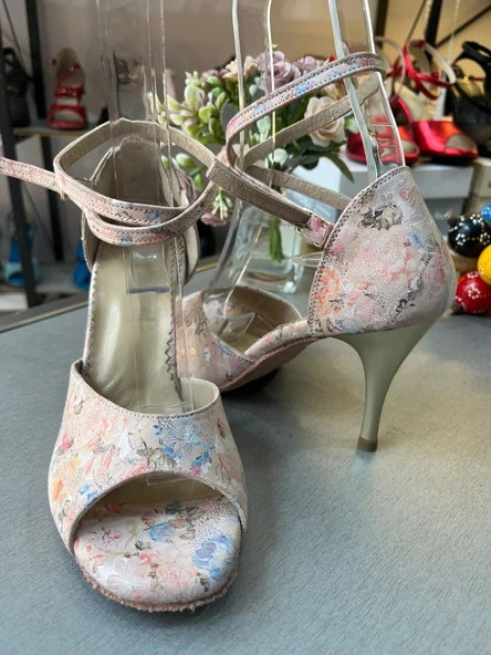 Çiçekli Zarafet 8,5 CM 13 PONT KAPALITOPUK-AÇIK BURUN- TANGO, DANS VE SALON AYAKKABISI ürün görseli 1