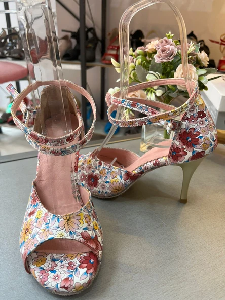 ÇİÇEK DESENLİ KAPALI TOPUK-AÇIK BURUN 8,5 CM 13 PONT MODEL TANGO, DANS VE SALON AYAKKABISI ürün görseli 1