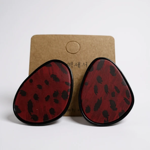 leopar desenli kırmızı küpe ürün görseli 1