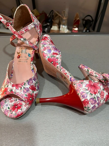 Flor de Pasion Kırmızı Çiçek Desenli 8,5 cm 13 Pont Tango Dans ve Salon Ayakkabısı ürün görseli 1