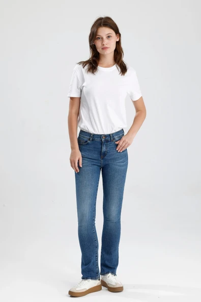 Yeni Seri Orta Koyulukta Indigo Denim Monica24 Yumuşak Doğal His Veren Kadın Jean Pantolon ürün görseli 1