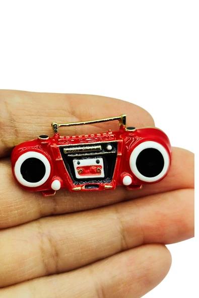 Retro Kırmızı Boombox Radyo Tasarım Broş – Vintage Müzik Severler İçin Şık Aksesuar ürün görseli 1