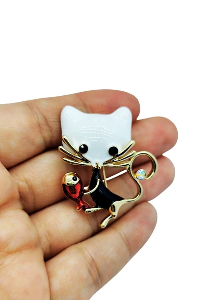 Balık Tutan Kedi Figürlü Broş – Taş Detaylı Şık ve Eğlenceli Aksesuar ürün görseli 1