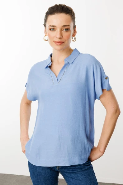 Desen Minimalist Polo Yaka Kısa Kol Kadın Bluz - Rahat ve Şık ürün görseli 1