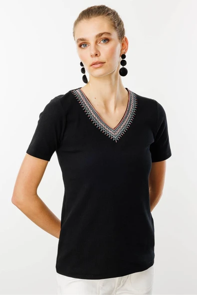 Desen Kadın V Yaka Yakası Nakış İşlemeli Pamuklu T-Shirt ürün görseli 1