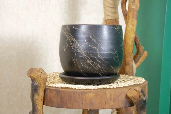 Bitki Tasarımı Siyah Üzeri Gold Tabaklı Terracota Toprak Saksı Saksılık Salon Çiçeklik 19 CM ürün görseli 1