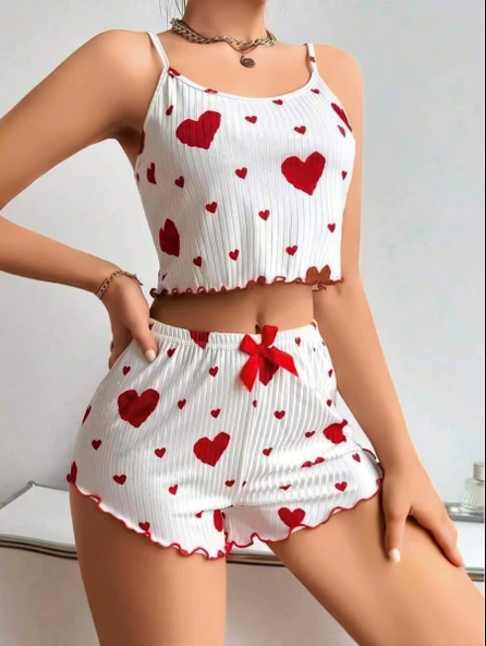 Pamuklu Beyaz Üstüne Kırmızı Kalp Desenli Askılı Şortlu Pijama Takımı ürün görseli 1
