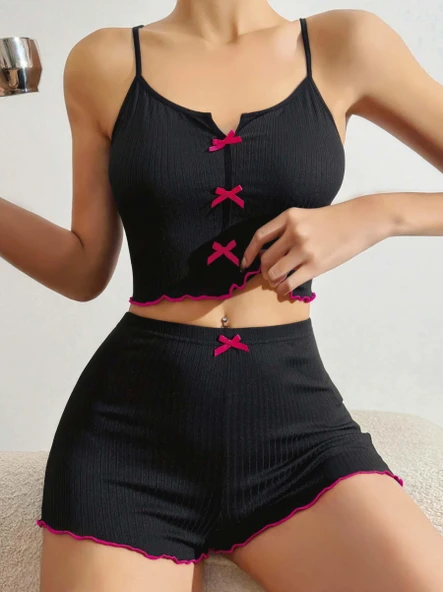 Pamuklu Siyah Üstüne Pembe Kurdelalı Fitilli Askılı Şortlu Pijama Takımı ürün görseli 1