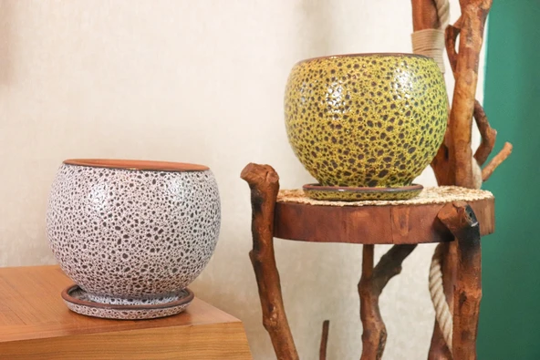 Bitki Tasarımı Krem Kahve Şekilli Ve Hardal Sarısı Şekilli Artistik Çift Sırlı İç Ve Dış Mekan Kullanımlı Tabaklı Toprak Terrakota Saksı Saksılık Salon Çiçeklik İkili Set ürün görseli 1