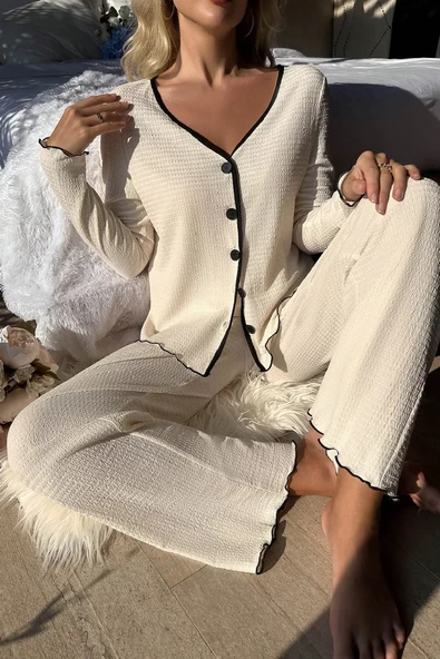 Kadın Beyaz Örme Kumaş V Yaka Düğmeli Rahat Şık Pijama Takımı ürün görseli 1