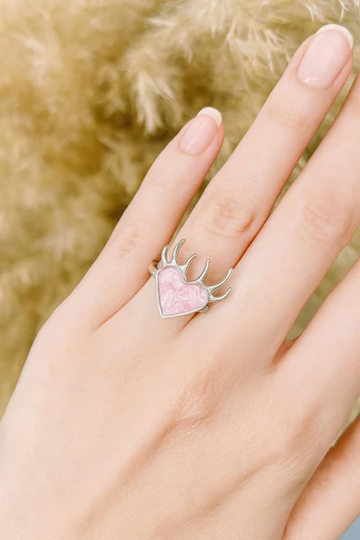 Boynuz Figürlü Pembe Kalp Yüzük – Zarafetin, Asi Ruhun ve Feminen Enerjinin Simgesi ürün görseli 1