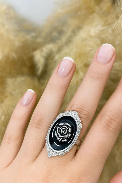 Gül Figürlü Siyah Tablo Yüzük – Aşkın, Zarafetin ve Gotik Ruhun Simgesi ürün görseli 1