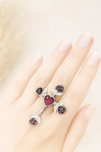 Kırmızı Gül Figürlü Haç Yüzük – İnancın, Tutkunun ve Zarafetin Gotik Simgesi ürün görseli 1