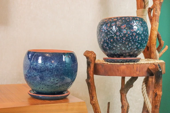 Bitki Tasarımı Okyanus Mavisi Ve Lacivert Şekilli Artistik Çift Sırlı İç Ve Dış Mekan Kullanımlı Tabaklı Toprak Terrakota Saksı Saksılık Salon Çiçeklik İkili Set ürün görseli 1