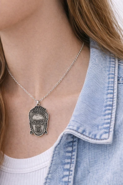Frida Kahlo Figürlü Çiçek Detaylı Gümüş Renk Metal Tasarım Unisex Günlük Kolye ürün görseli 1