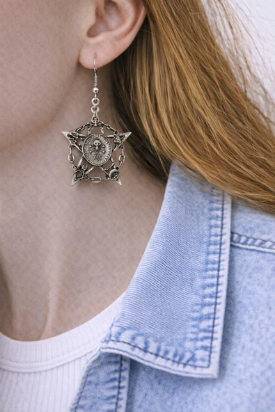Mistik Pentagram ve Sembol Detaylı Gümüş Renk Unisex Sallantılı Küpe – Gotik & Spiritüel Tasarım ürün görseli 1