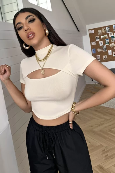 Kadın Ekru Göğüs Dekolteli Yarım Kollu Cut Out Crop Top Bluz ürün görseli 1