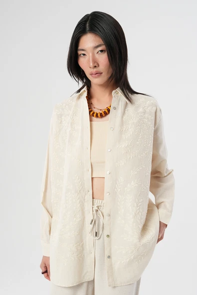 Kadın Minimalist Yaprak Nakışlı Pamuk Keten Oversize Gömlek ürün görseli 1