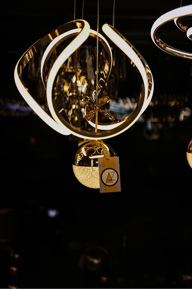 avizade Gold Kaplamalı LED Avize - Merkezde Top, Etrafında Alüminyum Profil ürün görseli 1