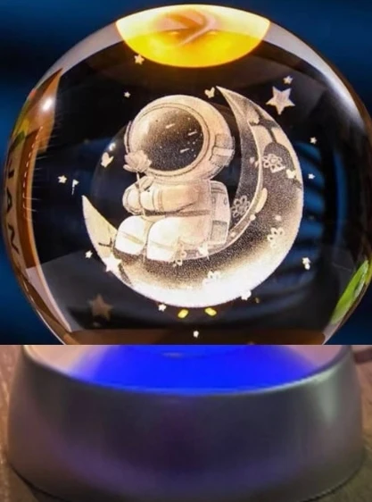 Ay Üstünde Astronot Tasarımlı Plastik Altlıklı Işıklı Cam Küre ürün görseli 1