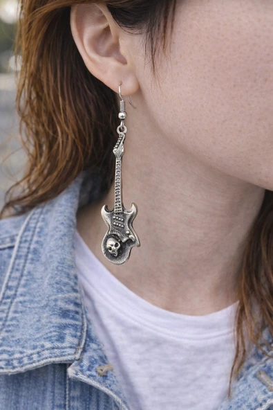 Skull Guitar – Kuru Kafa Detaylı Gümüş Renk Sallantılı Unisex Küpe ürün görseli 1