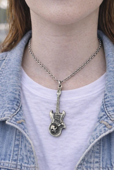 Skull Guitar – Kuru Kafa Detaylı Gümüş Renk Unisex Uzun Kolye ürün görseli 1