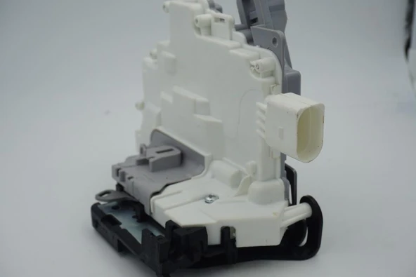 KAPI KILIDI MOTORLU SAG ON VOLKSWAGEN PASSAT 2005-2012 TIGUAN 2007-2016/ AUDI A4 - Q7 2006-2015/ SKODA SUPERB 2010-2015 3C1837016A ürün görseli 1