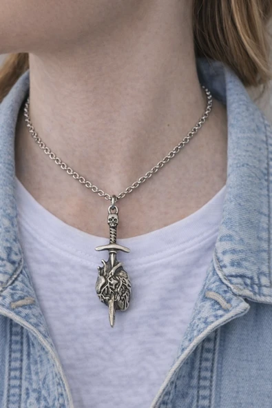 Dark Heart Blade – Kafatası & Kalp Figürlü Eskitme Gümüş Renk Unisex Kolye ürün görseli 1