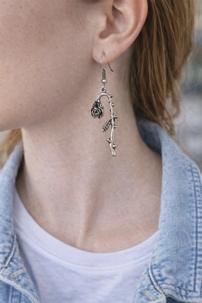 Black Rose Branch – Gül Detaylı Eskitme Gümüş Renk Sallantılı Küpe ürün görseli 1