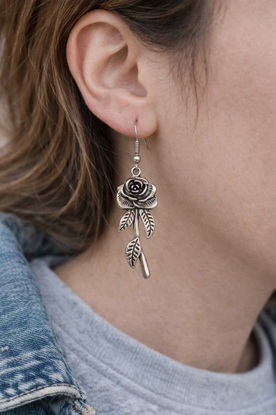 Vintage Rose Leaf – Gül & Yaprak Figürlü Eskitme Gümüş Renk Sallantılı Küpe ürün görseli 1