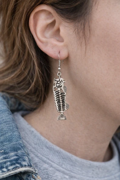 Fishbone Spirit – Balık Kılçığı Figürlü Gümüş Renk Unisex Sallantılı Küpe ürün görseli 1
