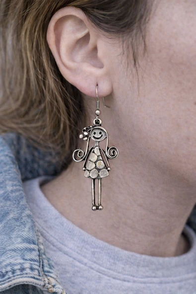 Happy Doll Charm – Figürlü Gümüş Renk Unisex Sallantılı Küpe ürün görseli 1
