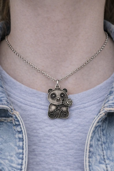 Lucky Panda Charm – Çiçek Detaylı Panda Figürlü Gümüş Renk Unisex Kolye (60 cm) ürün görseli 1