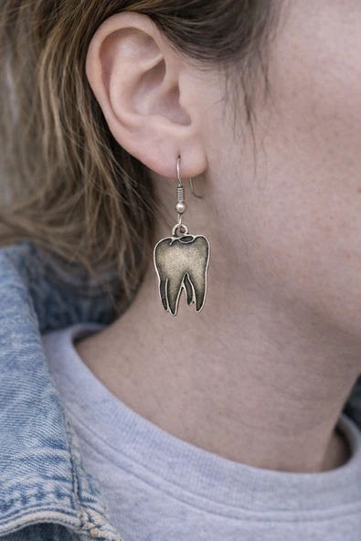 Tooth Charm – Diş Figürlü Gümüş Renk Unisex Sallantılı Küpe ürün görseli 1