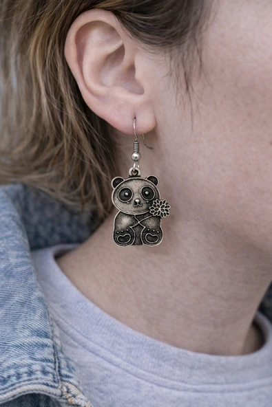 Lucky Panda Charm – Çiçek Detaylı Panda Figürlü Gümüş Renk Unisex Sallantılı Küpe ürün görseli 1