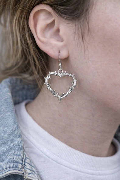 Thorned Heart Charm – Diken Detaylı Kalp Figürlü Gümüş Renk Unisex Sallantılı Küpe ürün görseli 1