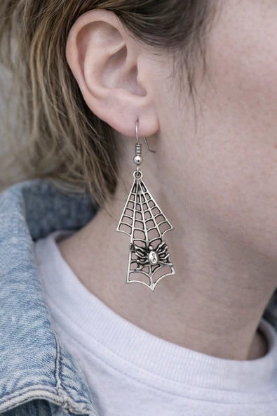 Web Arrow Charm – Örümcek Detaylı Ağ Figürlü Gümüş Renk Unisex Sallantılı Küpe ürün görseli 1