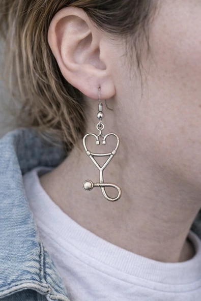 Care Heart Charm – Kalp Formlu Stetoskop Figürlü Gümüş Renk Unisex Sallantılı Küpe ürün görseli 1
