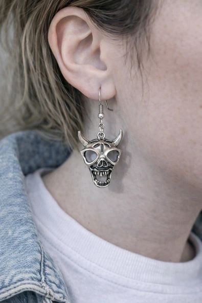 Dark Horn – Boynuzlu Kuru Kafa Figürlü Gümüş Renk Küpe ürün görseli 1