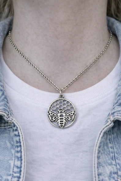 Honey Bee – Petek Desenli Arı Figürlü Unisex Kolye (60 cm Zincir) ürün görseli 1