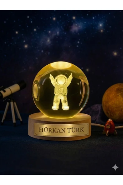 İsime Kişiye Özel Ledli USB Ahşap Standlı Astronot Temalı Kristal Küre Led Oda Masa ve Gece Lambası ürün görseli 1